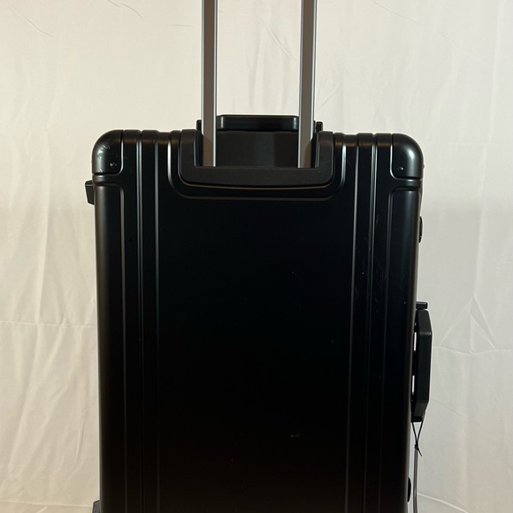 Zero Halliburton Matte Black Aluminium Suitcase 26” NWT $1743 - Picture 2 of 8